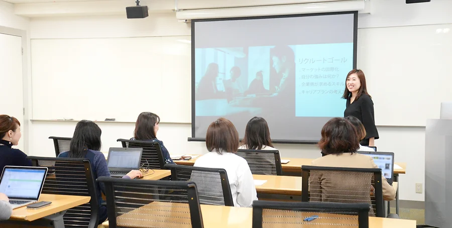 Asina Business people in a professional presentation